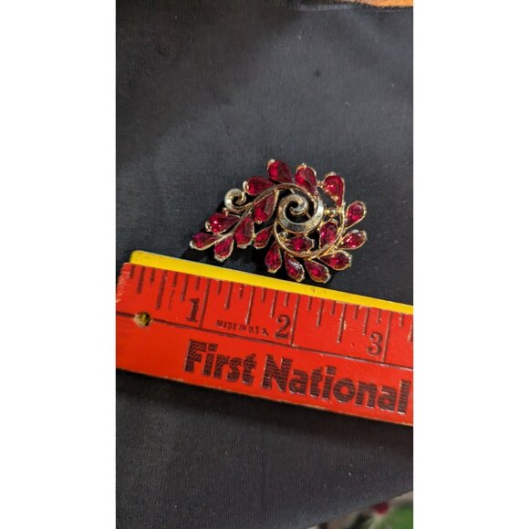 Vintage Crown Trifari  Brooch With Red Rhinestones Floral Swirl Design 2 Inches - Picture 4 of 7